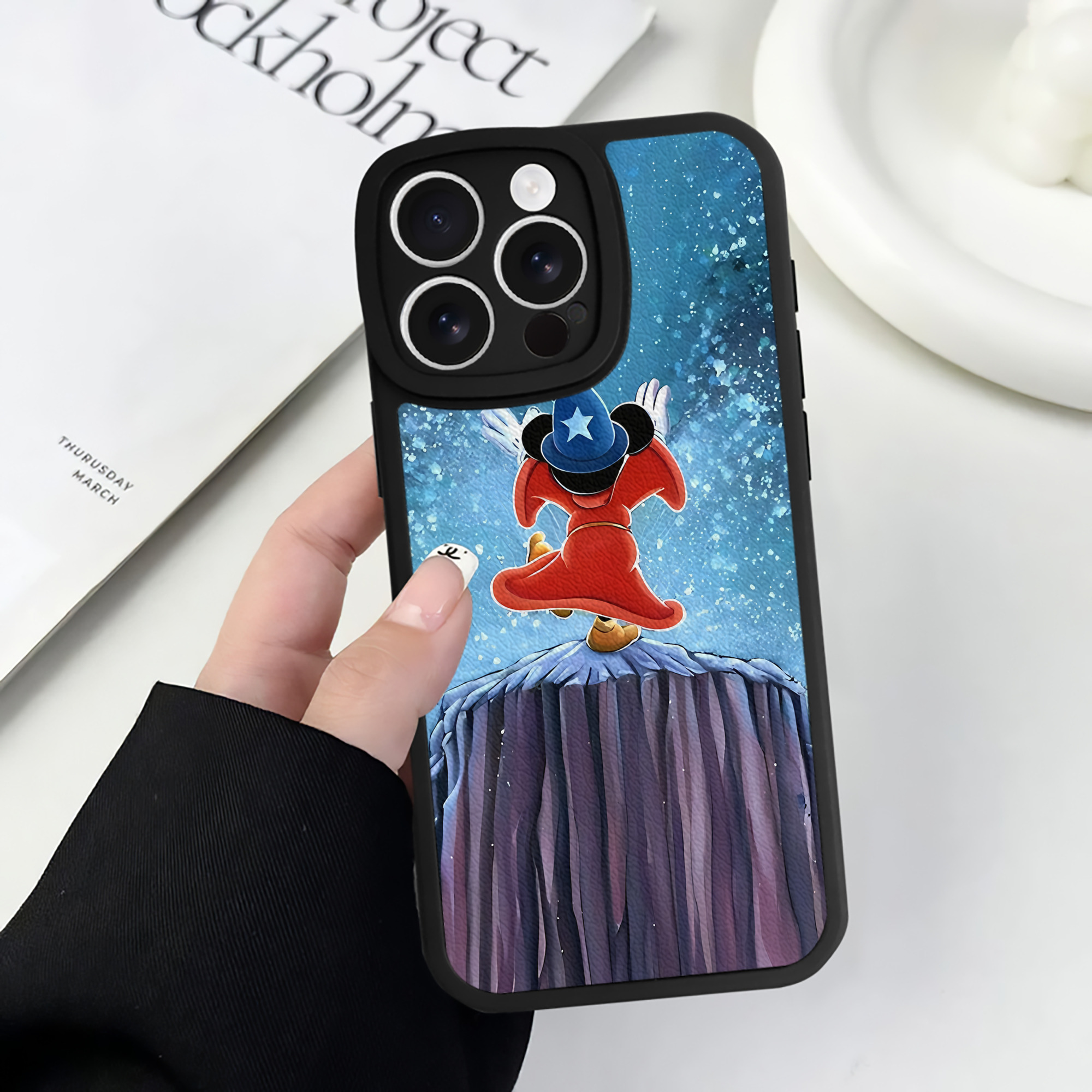 （画像用） ミッキーマウス Mickey Mouse 【iPhone 16シリーズ対応】シリコンスマホケース（レザー調） 材質：シリコン